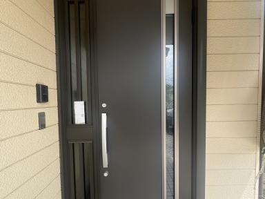 【掛川市玄関リフォーム】退色した玄関ドアを最新デザインに交換し、防犯性と快適性もアップ!
